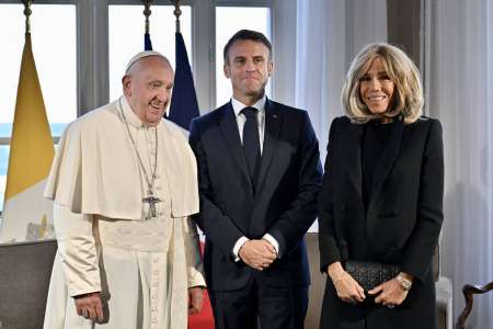 Brigitte Macron : interdite de tenue blanche, la première dame très chic en noir pour sa rencontre avec le pape François