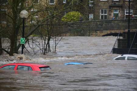 Ils se retrouvent pris au piège de leur voiture en pleine inondation, l'issue est tragique