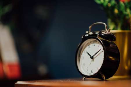 Sommeil : éteindre son réveil pour se rendormir quelques minutes est-il néfaste pour la santé ?