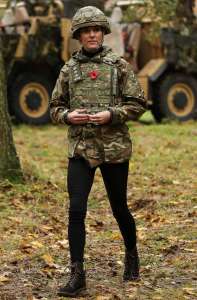Kate Middleton : casque et veste militaire… elle lâche son look total noir pour se la jouer soldate chic
