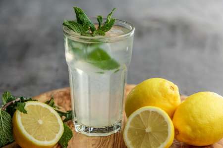 Régime : est-ce-que boire de l'eau avec du citron fait maigrir ?
