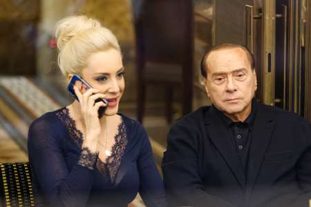 Héritage de Silvio Berlusconi : cette somme mirifique léguée à sa compagne endeuillée de 33 ans