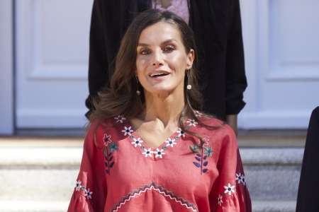 Letizia d’Espagne resplendissante : ce message fort derrière cette blouse rouge brodée