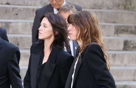 Obsèques de Jane Birkin : “C’est ma maman”, Charlotte Gainsbourg s’effondre en plein discours (Photos)