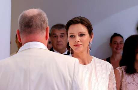 Charlene de Monaco : divine en robe blanche transparente, elle se sépare d’un bien inestimable pour la bonne cause