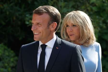 Emmanuel et Brigitte Macron méconnaissables : maillot de bain, casquette… ces clichés très surprenants du couple en vacances