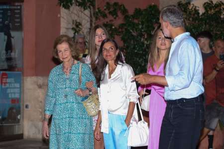 Letizia d’Espagne : toute de soie vêtue, la Reine sublime pour sa dernière sortie en famille