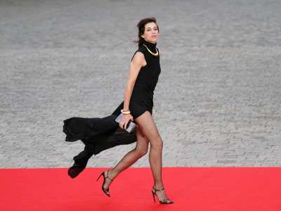Charles III en France : Hugh Grant, Charlotte Gainsbourg, Mick Jagger… défilé de looks royaux pour le dîner d’État