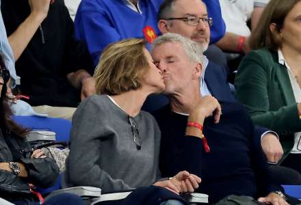 Denis Brogniart : tendres baisers avec sa femme Hortense dans les tribunes du Stade de France