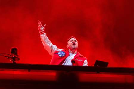 David Guetta : sa sublime compagne dévoile son baby bump sur le tapis rouge, le DJ de 56 ans exulte