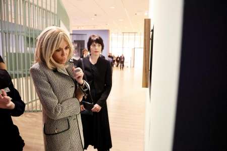 Brigitte Macron chic et sobre en Suisse : elle affiche ses jambes fuselées dans un nouvel ensemble Vuitton