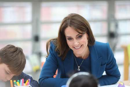 Kate Middleton : la princesse en tailleur bleu et chaussures assorties pour une visite en solo lourde de sens