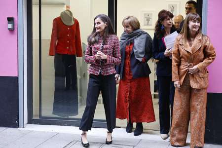 Letizia d’Espagne : pantalon ample et veste d’inspiration Chanel, elle étonne pour sa première sortie solo de 2024