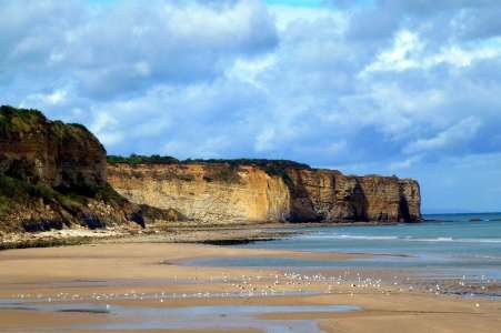 Calvados : le sable laisse place à un vestige lourd de sens sur une célèbre plage
