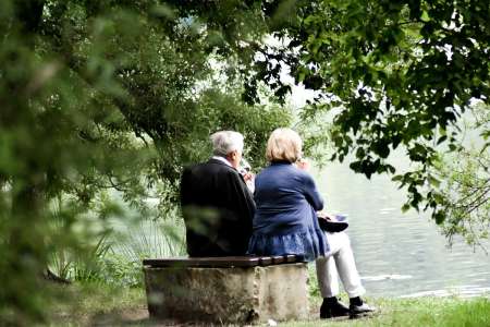 Couples : ces signes qui montrent que votre partenaire est en pleine crise de la soixantaine