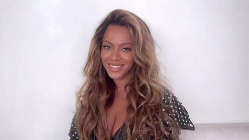 Beyoncé donne à ses fans un rarissime aperçu de ses cheveux au naturel après la polémique