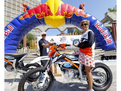 Red Bull organise une course de motocross à haute adrénaline au centre-ville de Calgary