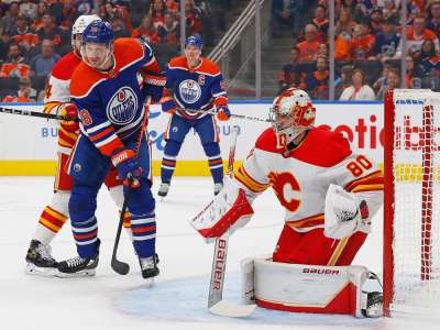Le gardien des Flames de Calgary, Dan Vladar, solide dans la défaite de pré-saison contre les Oilers