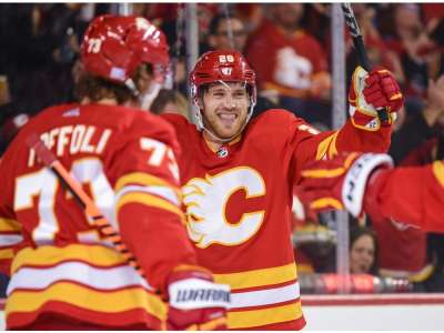 Le centre des Flames Elias Lindholm « prêt à rester » à Calgary