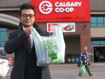 Leong : Les sacs compostables de la Calgary Co-op sont la cible d’une répression inutile