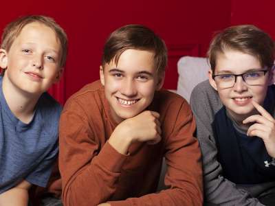 Comment trois garçons canadiens ont lancé un podcast de premier plan, avec des invités dont Steve Martin
