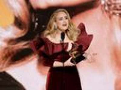 Fiancée et amoureuse, Adele n’est plus la “reine des ballades déchirantes”