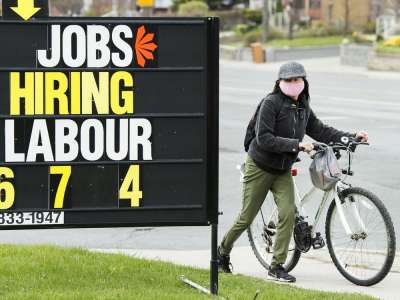 Les postes vacants ont peu changé, la croissance des salaires ralentit : Statistique Canada