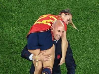 Le président du football espagnol refuse de démissionner malgré avoir embrassé un joueur