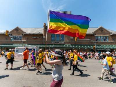 Saskatchewan.  Un groupe LGBTQ intente une action en justice concernant les règles relatives aux pronoms à l’école