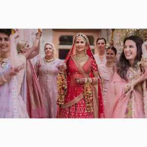 Les amis de Vicky Kaushal se sont battus avec les sœurs de Katrina Kaif ;  Karan Johar a appliqué le mehendi à Alia Bhatt;  moments incontournables des mariages de célébrités de B Town