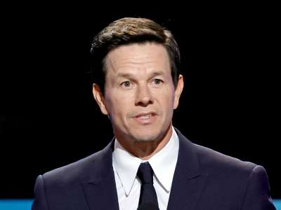 Les téléspectateurs des SAG Awards remettent en question l’apparition “ironique” de Mark Wahlberg pour remettre le prix Tout partout, tout à la fois