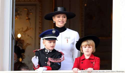 Jacques en uniforme de carabinier, avec un képi et Gabriella timide en rouge : moment précieux avec Charlene de Monaco