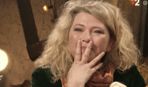 VIDEO Cécile Bois bouleversée par une surprise très personnelle : la comédienne finit en larmes
