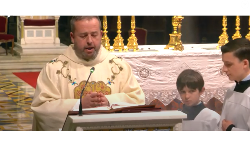 PHOTOS Charlotte Casiraghi à la messe de Pâques en famille, son fils Raphaël Elmaleh adorable enfant de choeur