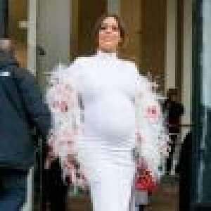 Amel Bent enceinte : elle fait sensation à la Fashion Week de Paris, en robe moulante