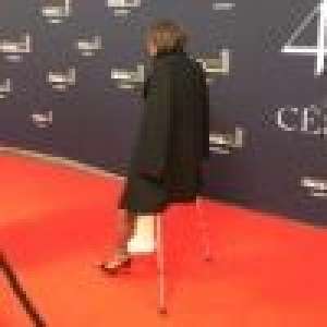 Charlotte Gainsbourg débarque en béquilles aux César...