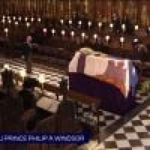 La reine Elizabeth aux obsèques : seule face au cercueil du prince Philip, moment fort