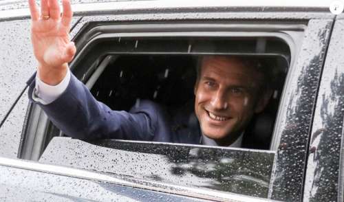 Emmanuel et Brigitte Macron : Pizzas, foule en délire et sortie en canoë, les vacances commencent !