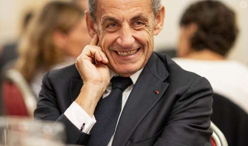Nicolas Sarkozy tout sourire à Paris pour un dîner chic avec un grand chef d'entreprise, apparition remarquée