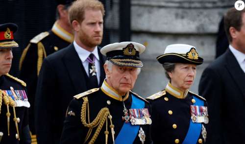Le roi Charles III et Camilla ébranlés : larmes au yeux et émotion forte aux funérailles de la reine