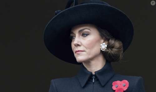 PHOTOS Kate Middleton adopte un look sévère : veste militaire et cheveux tirés, la princesse domine le tout Londres
