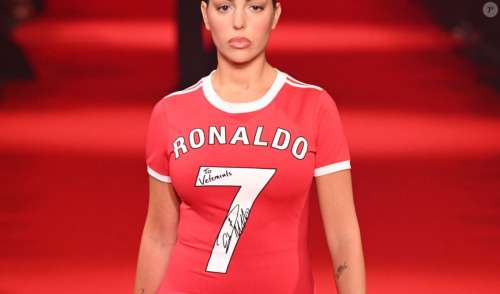 PHOTOS Cristiano Ronaldo : Sa compagne Georgina Rodriguez défile à Paris, esprit très foot entourée de leurs enfants