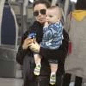 Eva Longoria complètement folle de Santiago, bébé canaille à l'aéroport
