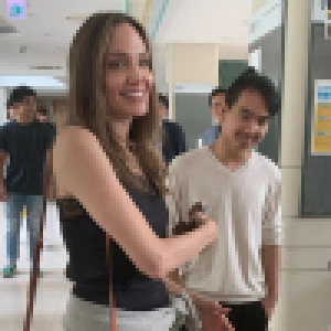 Angelina Jolie dépose son fils Maddox en Corée : 