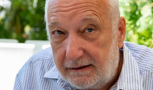François Berléand papa de jumelles de 14 ans à 71 ans : la mort le taraude, il s'inquiète de plus en plus pour ses filles