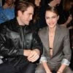 Cara Delevingne hilare en soutien-gorge avec Robert Pattinson à la Fashion Week
