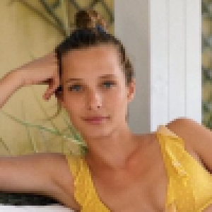 Ilona Smet : Canon en bikini chez son papa David Hallyday