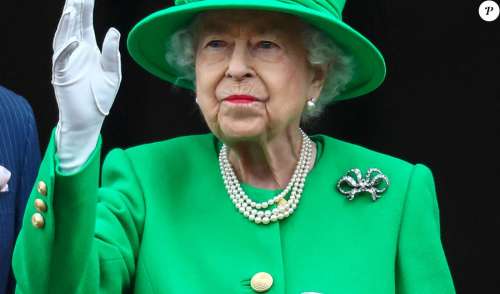 Surprise ! Elizabeth II apparaît sur le balcon en famille pour le dernier jour du jubilé, et livre un message poignant