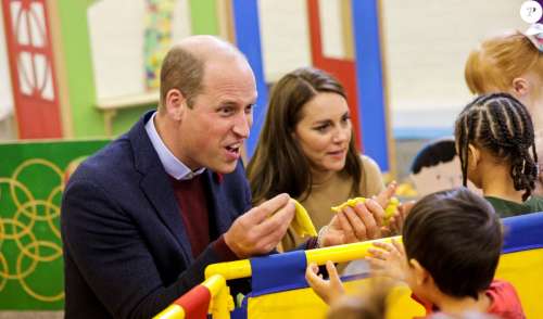 Prince William enquiquiné par une fillette habillée en princesse lors d'une visite à Scarborough