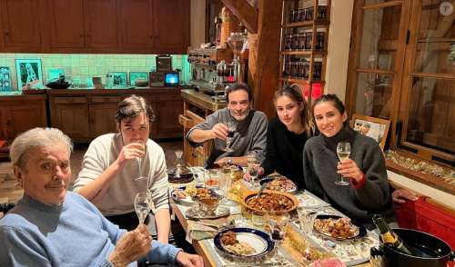 Photos : Alain Delon souriant et en famille pour fêter Noël. Quel plaisir !
